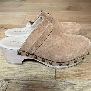 Andre Assous Sophi clogs Sherpa size 9 tan suede